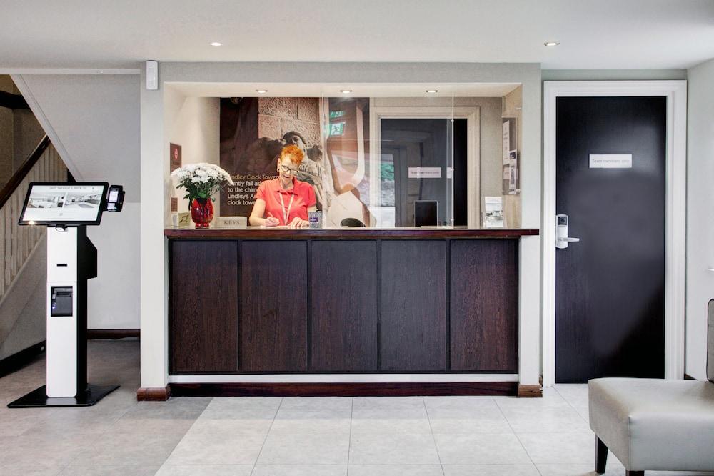 Premier Inn Huddersfield West 外观 照片
