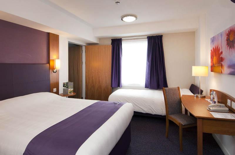 Premier Inn Huddersfield West 外观 照片